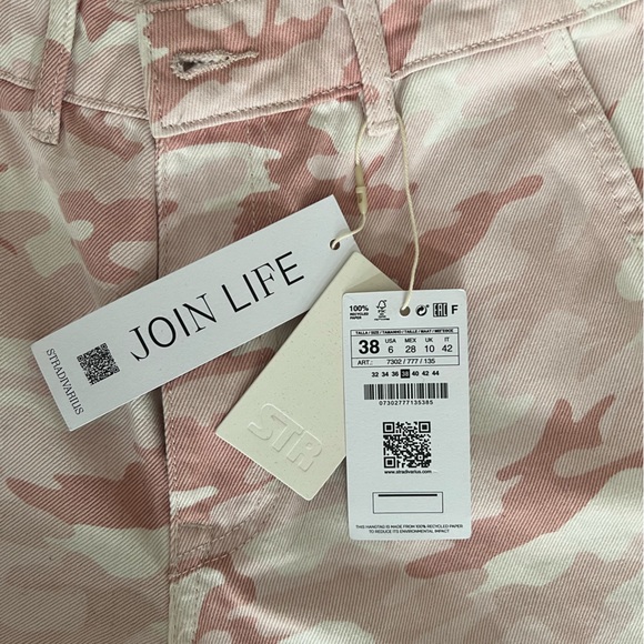 Stradivarius pink camo wide leg cargo pants. NWT. Size 6. A few small pen marks - Picture 4 of 7